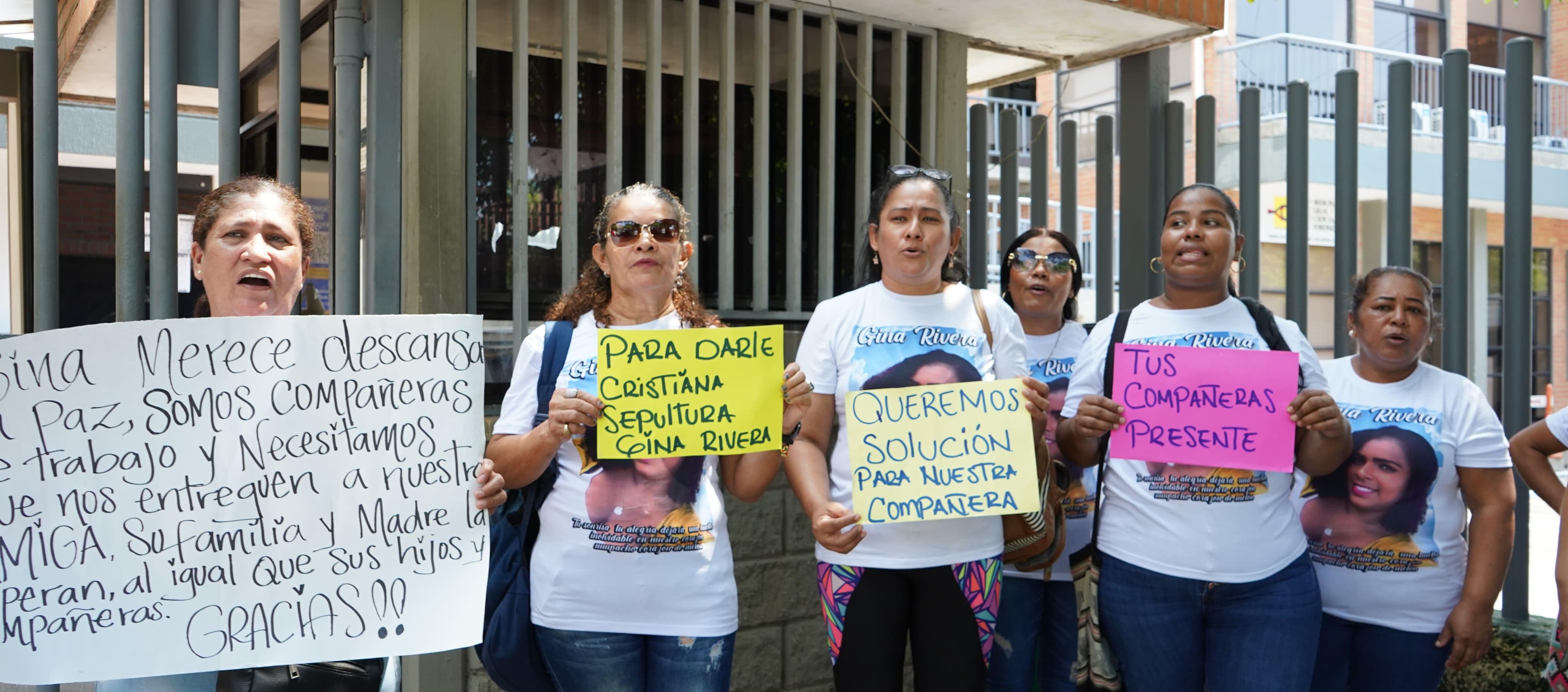 Plantón de familiares y amigas de Gina a las afueras de Medicina Legal. 