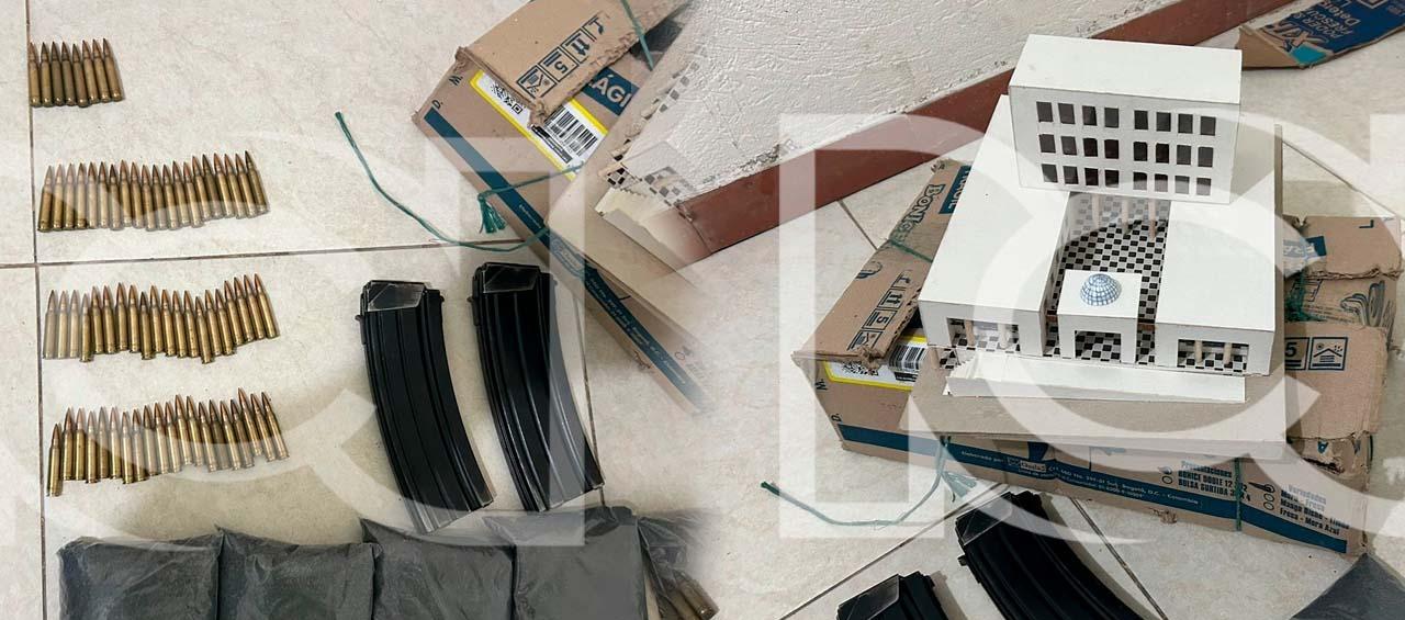 Maqueta y explosivos que hallaron las autoridades. 