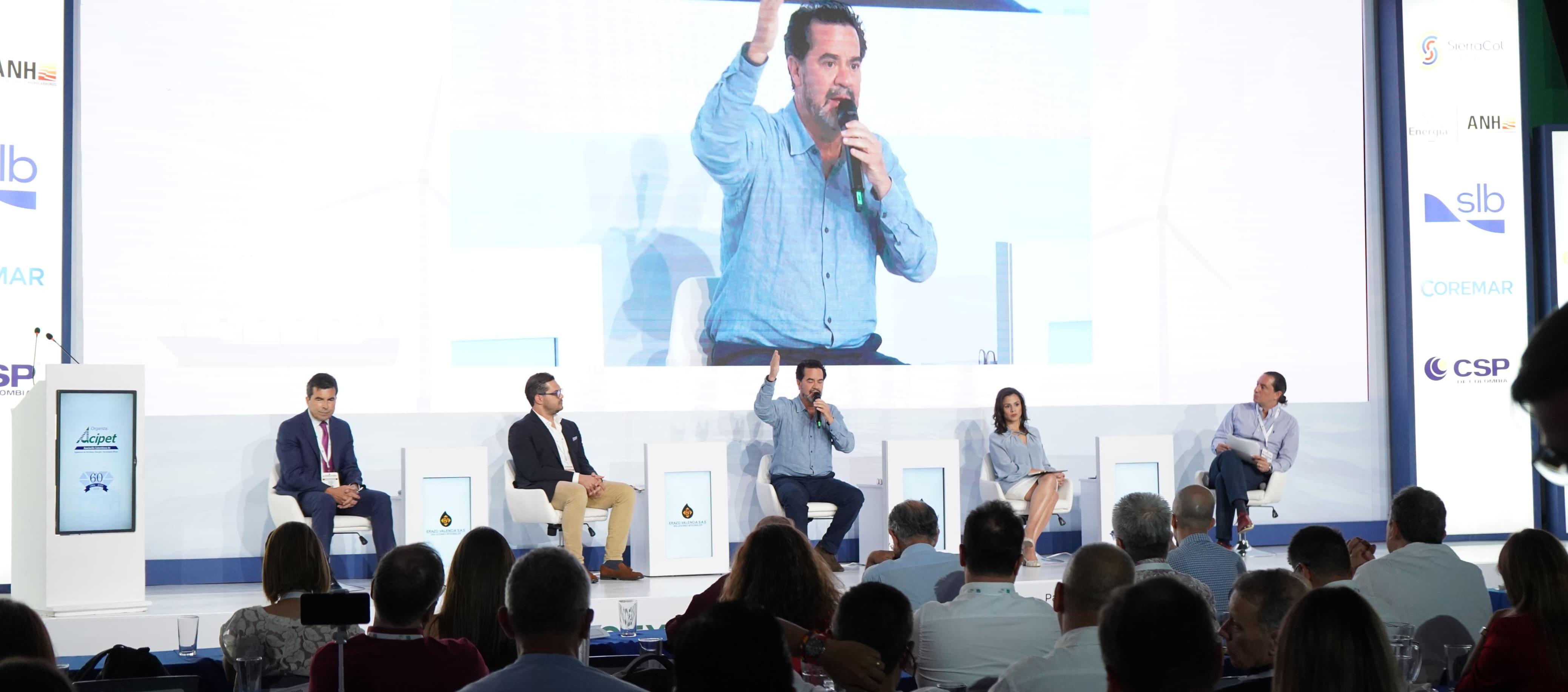 Frank Pearl interviniendo en el Congreso colombiano de petróleo, gas y energía