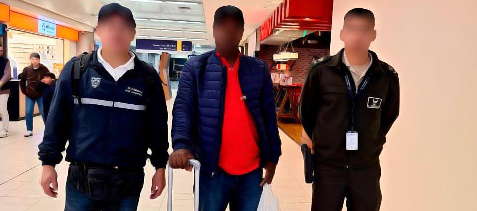 Autoridades junto con el colombiano.