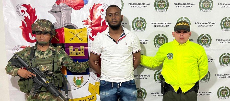 El capturado junto con los uniformados.