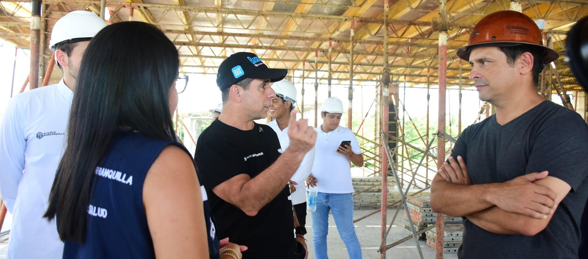 El Alcalde Alex Char inspeccionando la obra.