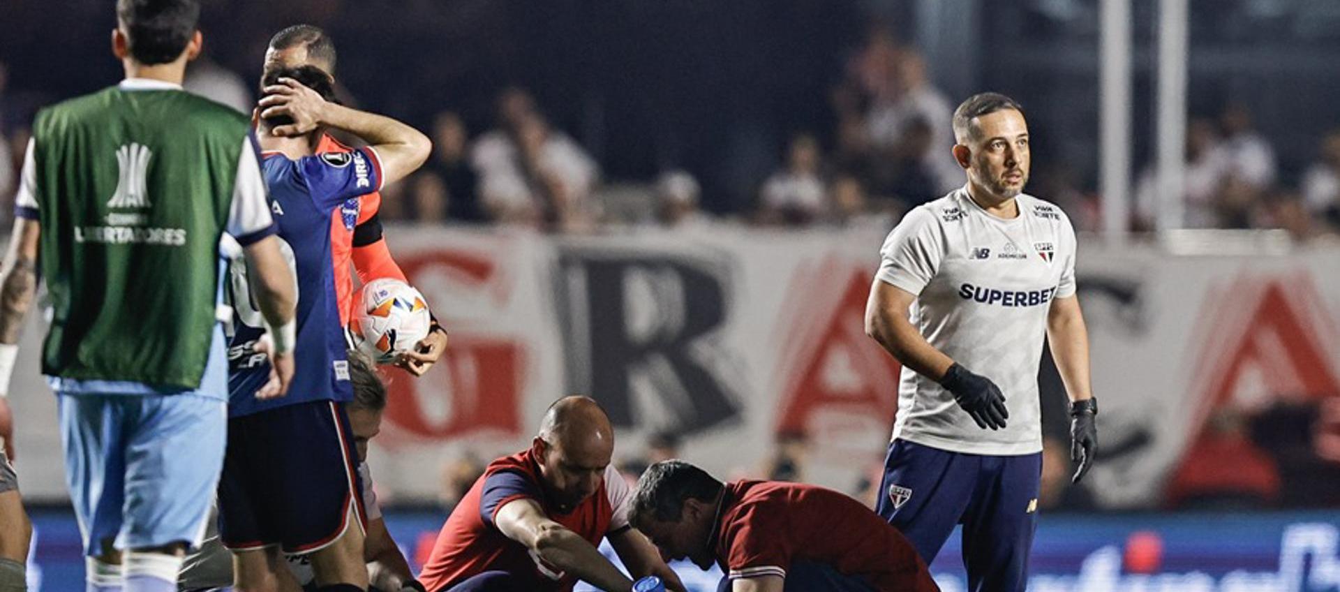 Juan Izquierdo cuando era atendido en la cancha de fútbol. 