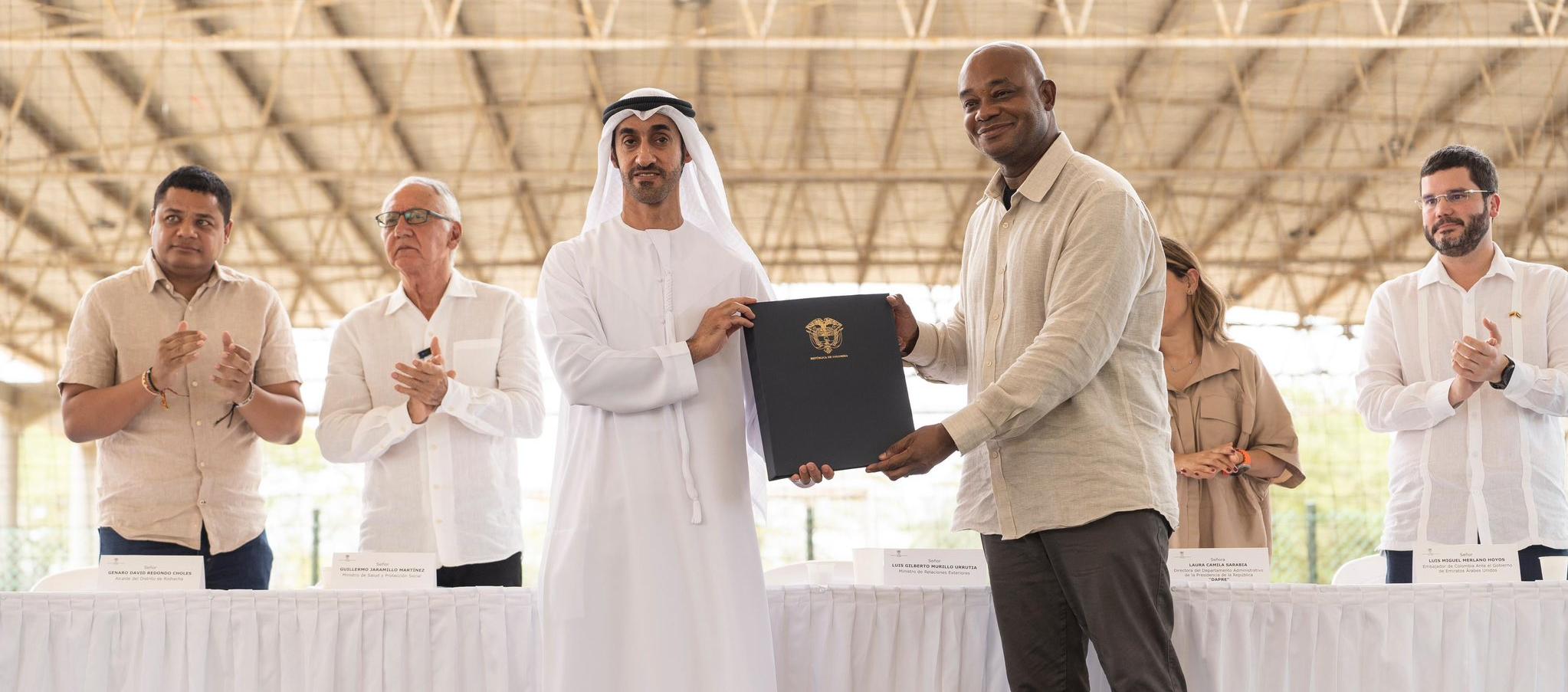 El embajador de los Emiratos Árabes en Colombia, Mohamed Abdulla Ali Binkhater Alshamsi, y el canciller Murillo.
