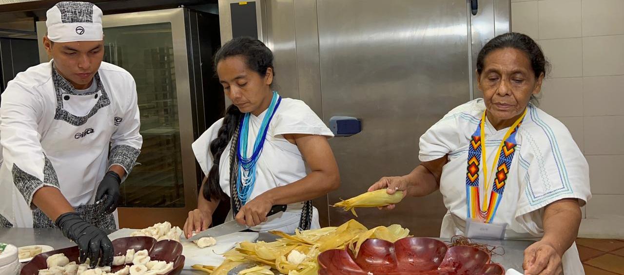 Lucelly junto a su madre, María del Carmen, en la preparación de los bollos de mazorca rellenos de frijoles. 