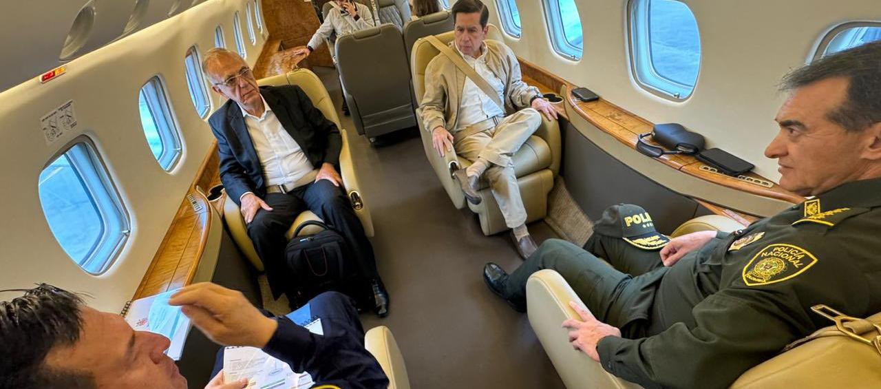 Los ministros de Defensa e Interior, y la cúpula de la Policía y Fuerzas Militares. 