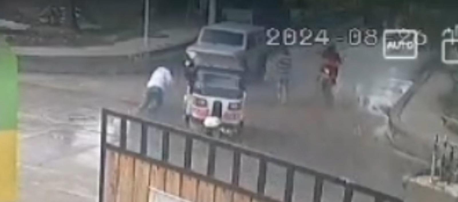 El motocarrista cuando fue atacado a bala. 