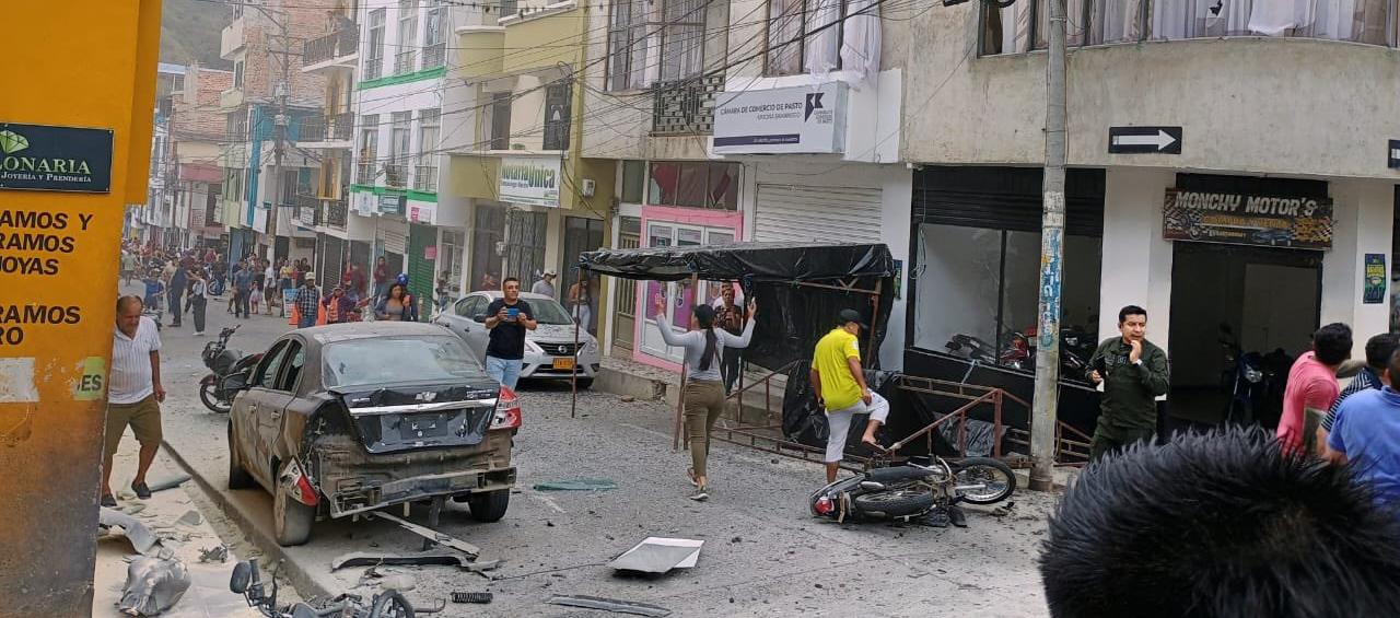 Motocicleta bomba explotó cerca del parque principal.
