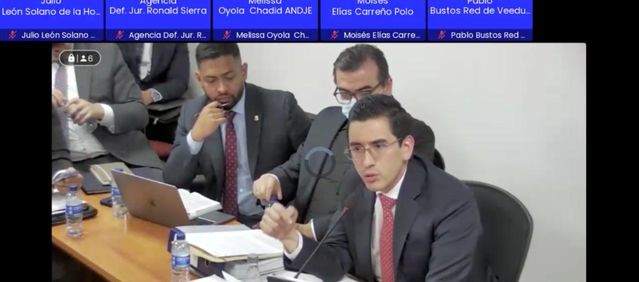 Jhon Mario Díaz y su defendido (en la mitad) Olmedo López. 