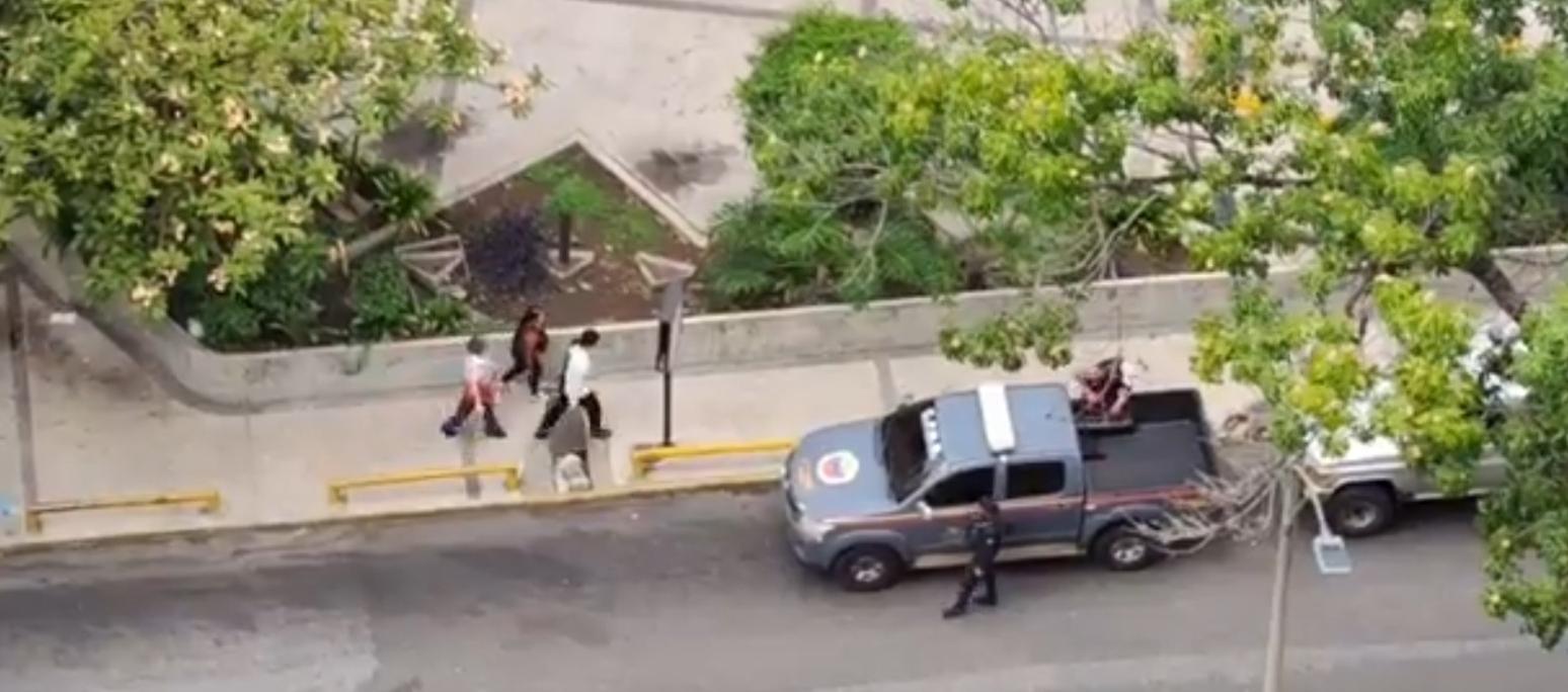 Momento en el que son detenidos.