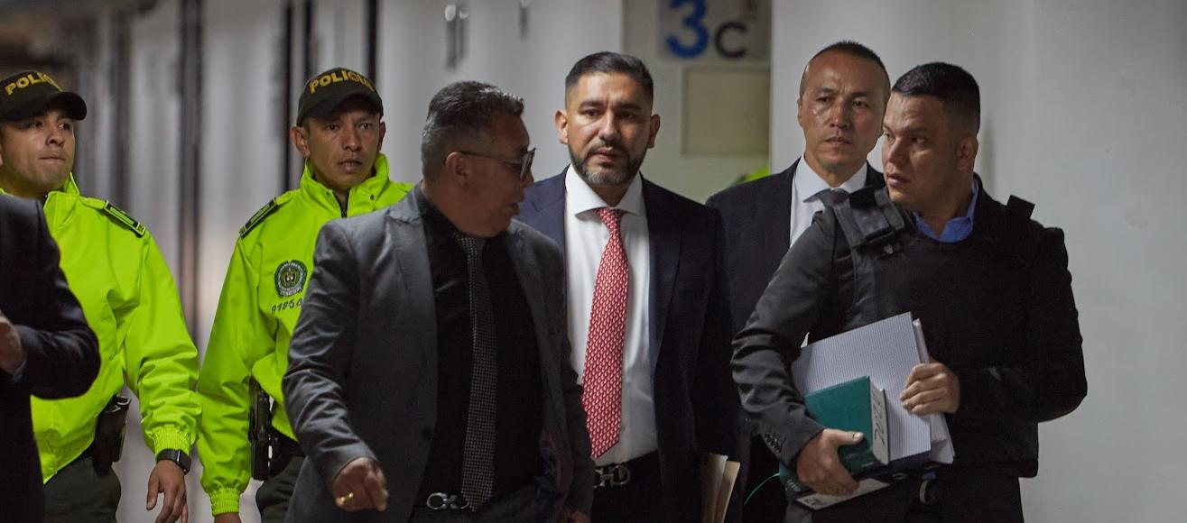 Sneyder Pinilla llegando con su defensor Gustavo Moreno a la audiencia de medida de aseguramiento.