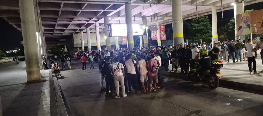 Usuarios de Transmetro desesperados por falta del servicio en el Portal de Soledad. 