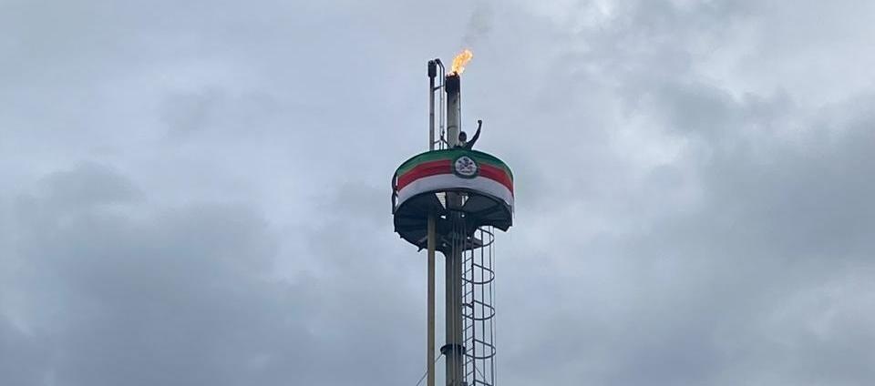 Indígenas protestando en la planta de gas. 
