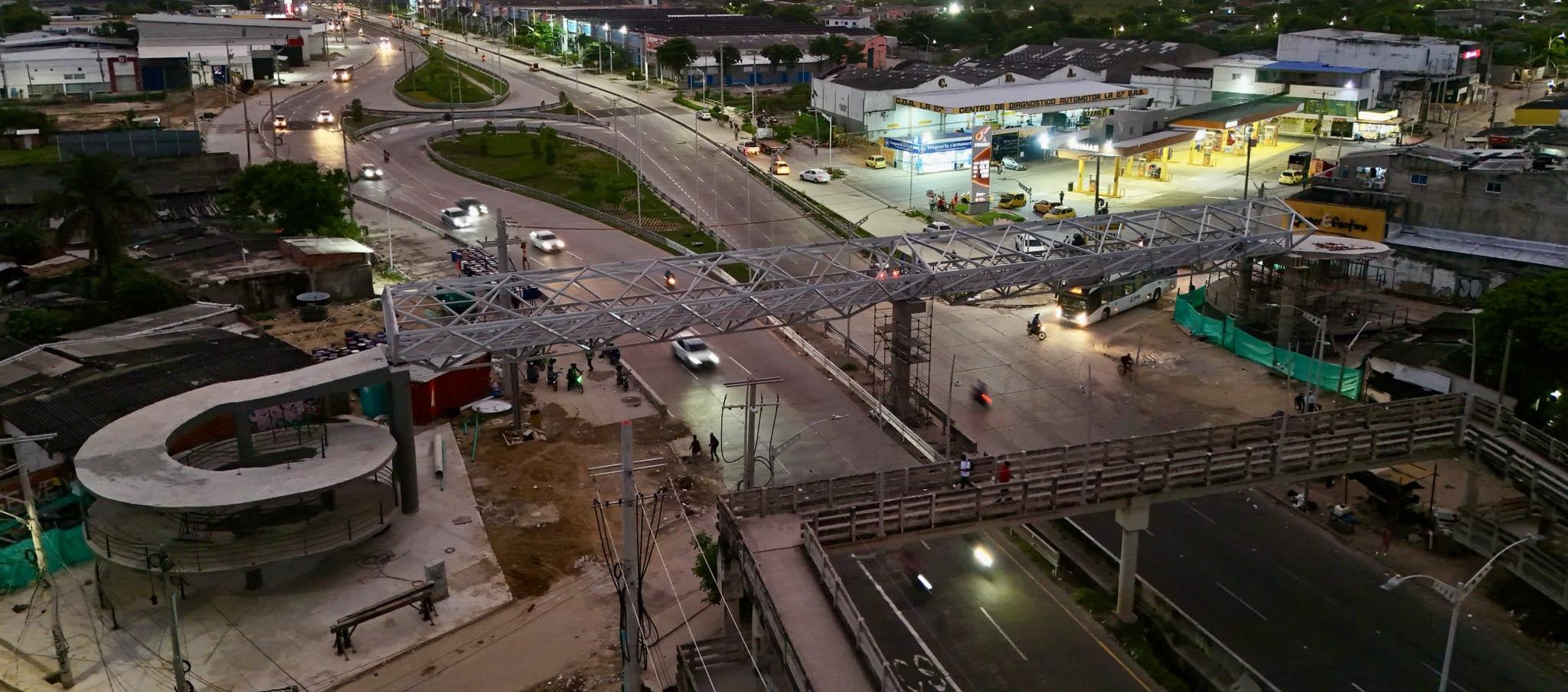 El puente peatonal que se va desmontar en la carrera 27 con Circunvalar (El de la parte inferior).