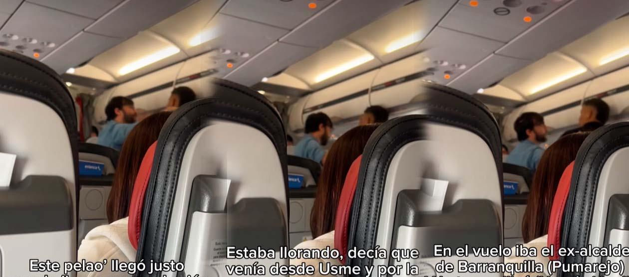 Alcalde Pumarejo junto al joven en el avión.