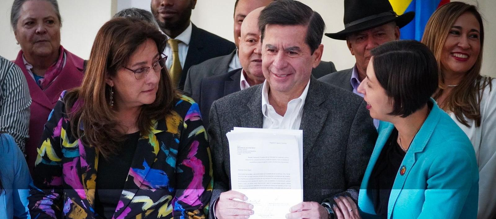 Juan Fernando Cristo, ministro del Interior, al radicar el proyecto de ley. 