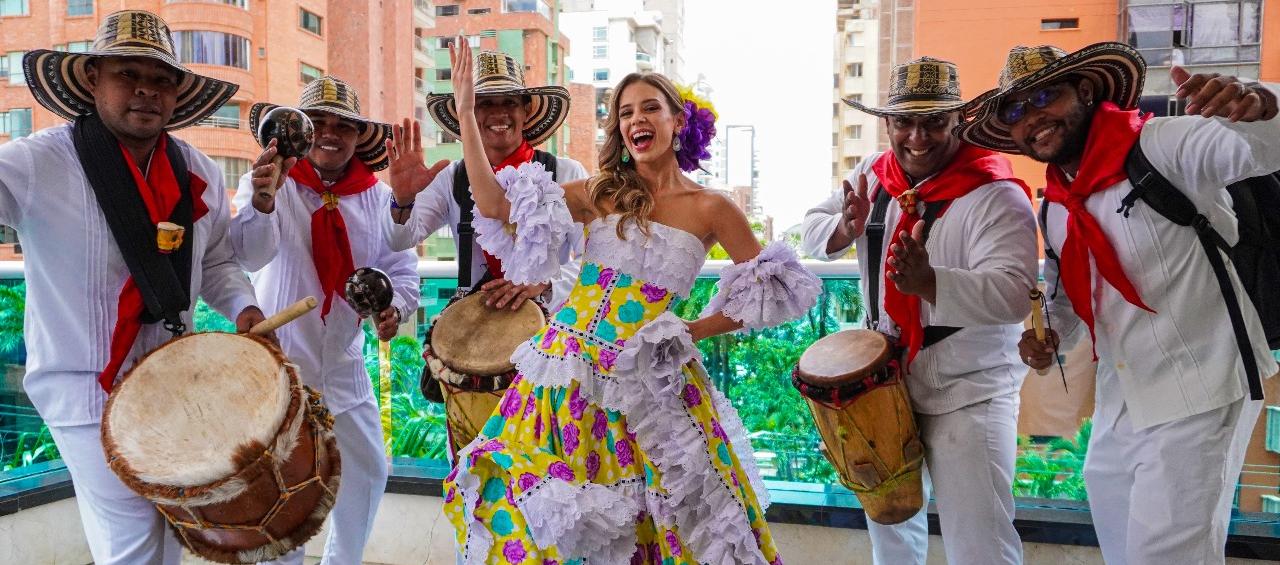 Tatiana Angulo Fernández De castro acompañada del grupo de millo.