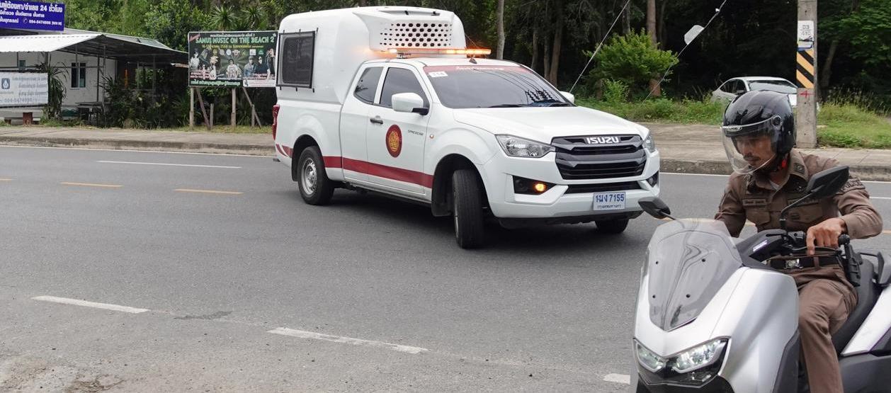 El vehículo de las autoridades que traslada a Sancho.