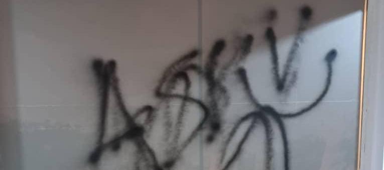 Uno de los grafitis que pintaron.