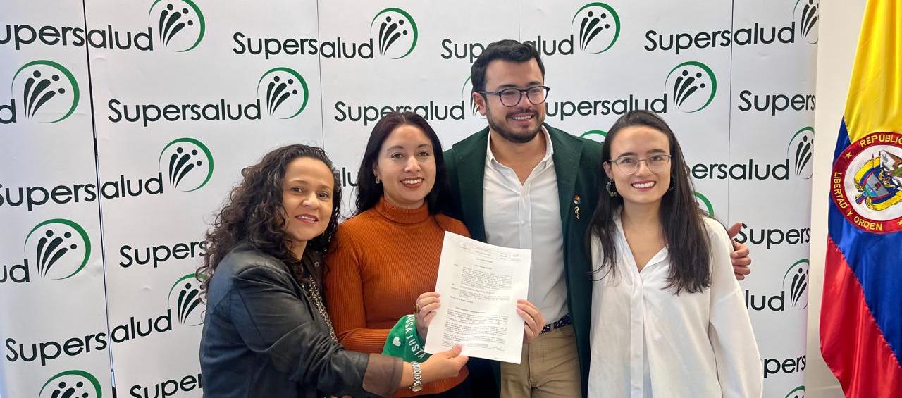 El Superintendente de Salud al firmar la circular. 