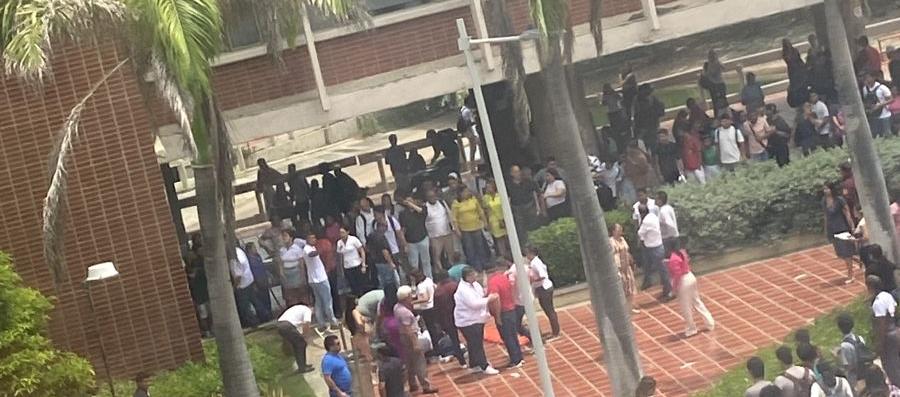 Estudiantes se aglomeran en el sitio donde cayó el joven.