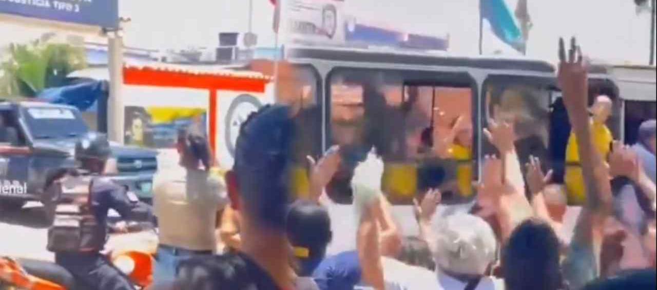 Momento en que capturados son supuestamente trasladados de cárcel.