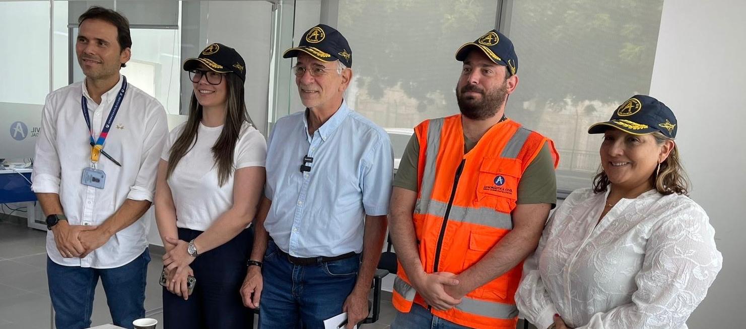 El gobernador Eduardo Verano en su visita al Puesto de Mando Avanzado de la Aerocivil en el aeropuerto.