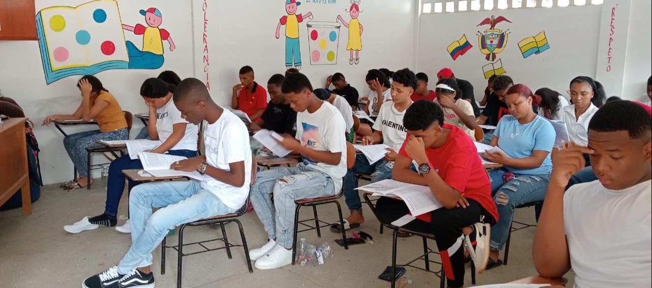 Estudiantes realizando las pruebas.