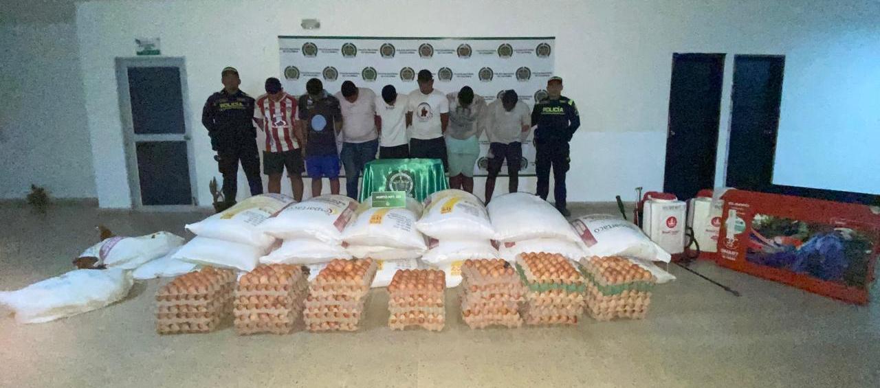 Uniformados junto a los capturados y elementos recuperados.