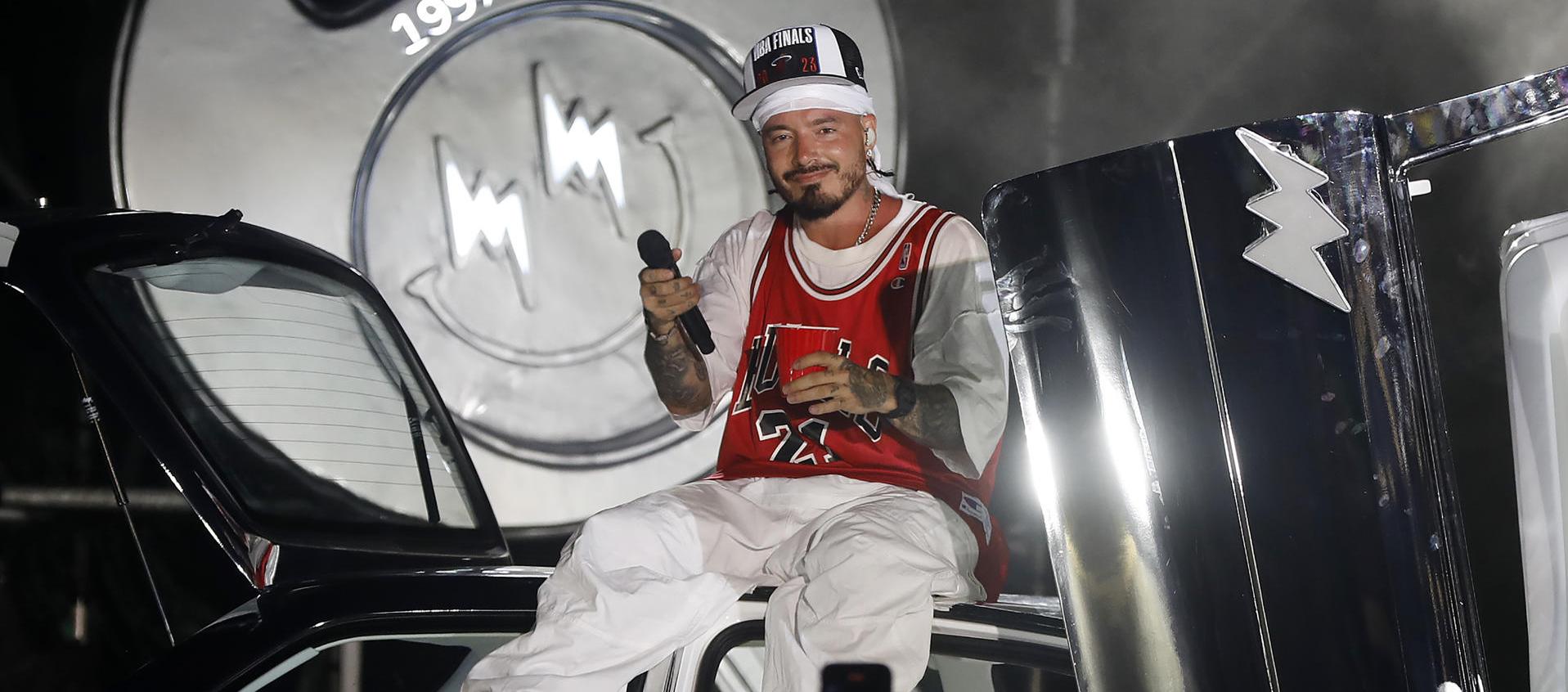 J Balvin canta durante la presentación de su nuevo disco 'Rayo'.