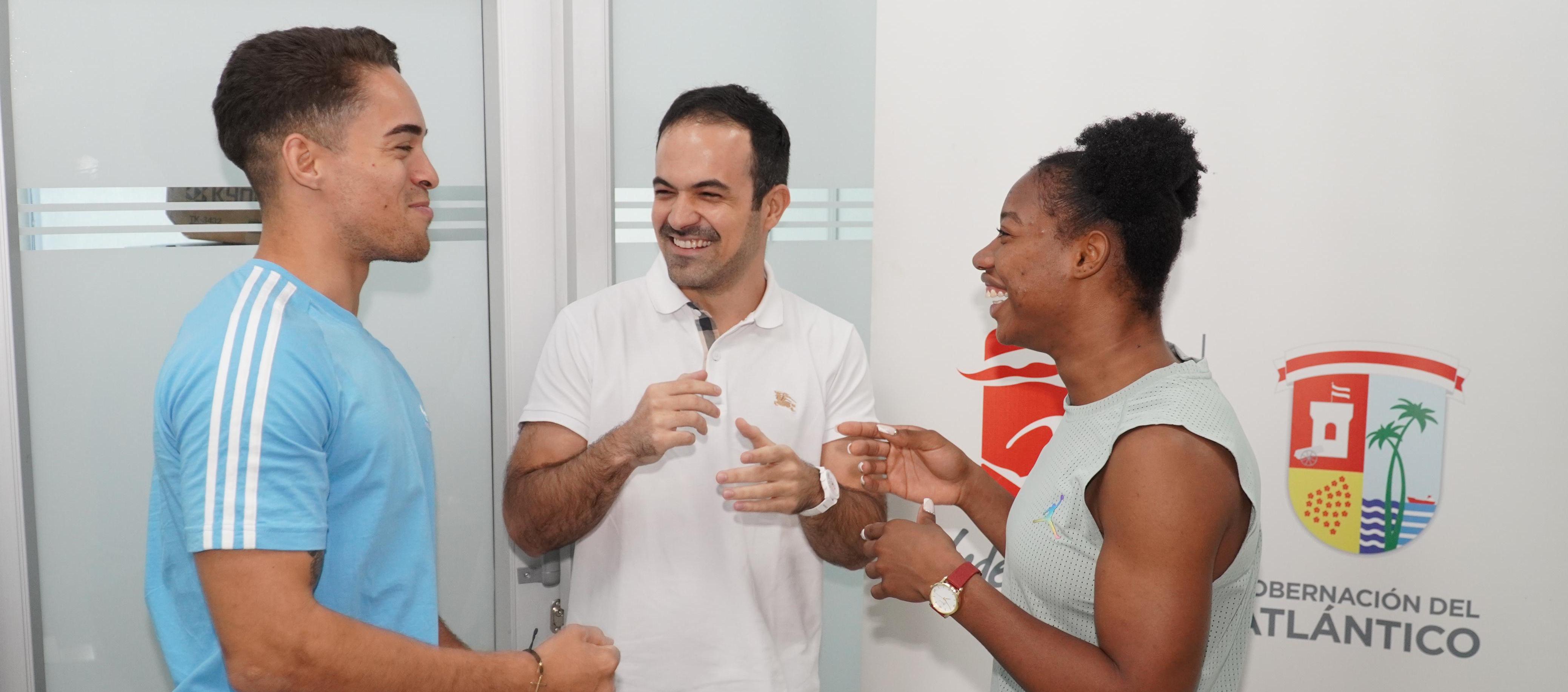 Cristian Ortega y Angie Valdés con el director de Indeportes Atlántico, Iván Urquijo. 