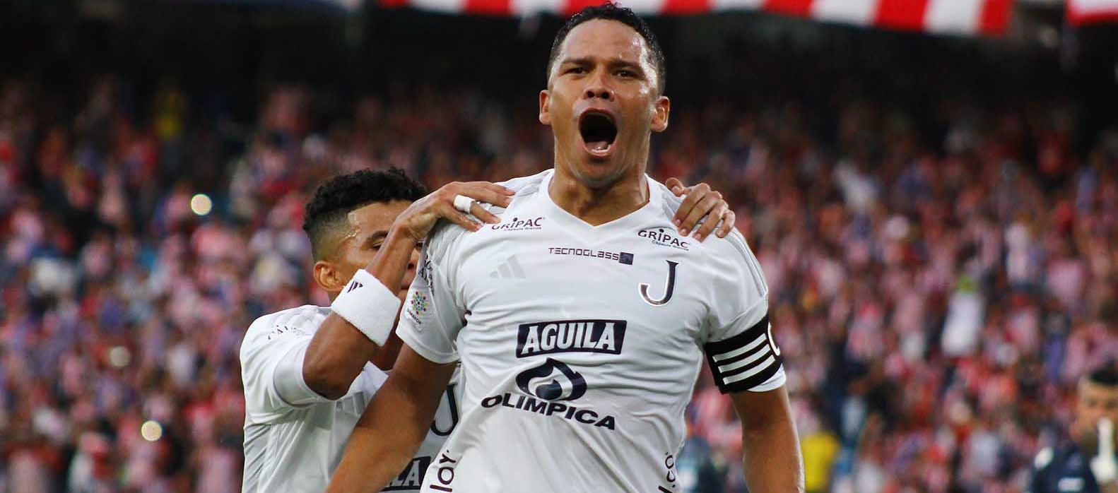Carlos Bacca aspira a seguir aumentando su registro de goles con Junior ante Colo Colo.