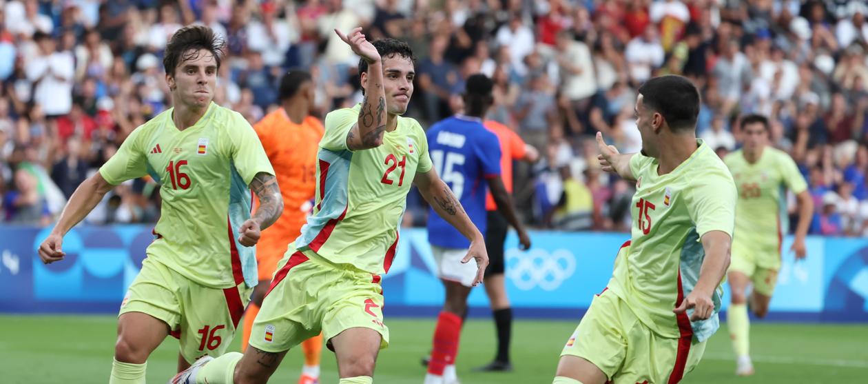 Sergio Camello (21) celebra uno de los goles que marcó en el alargue contra Francia.