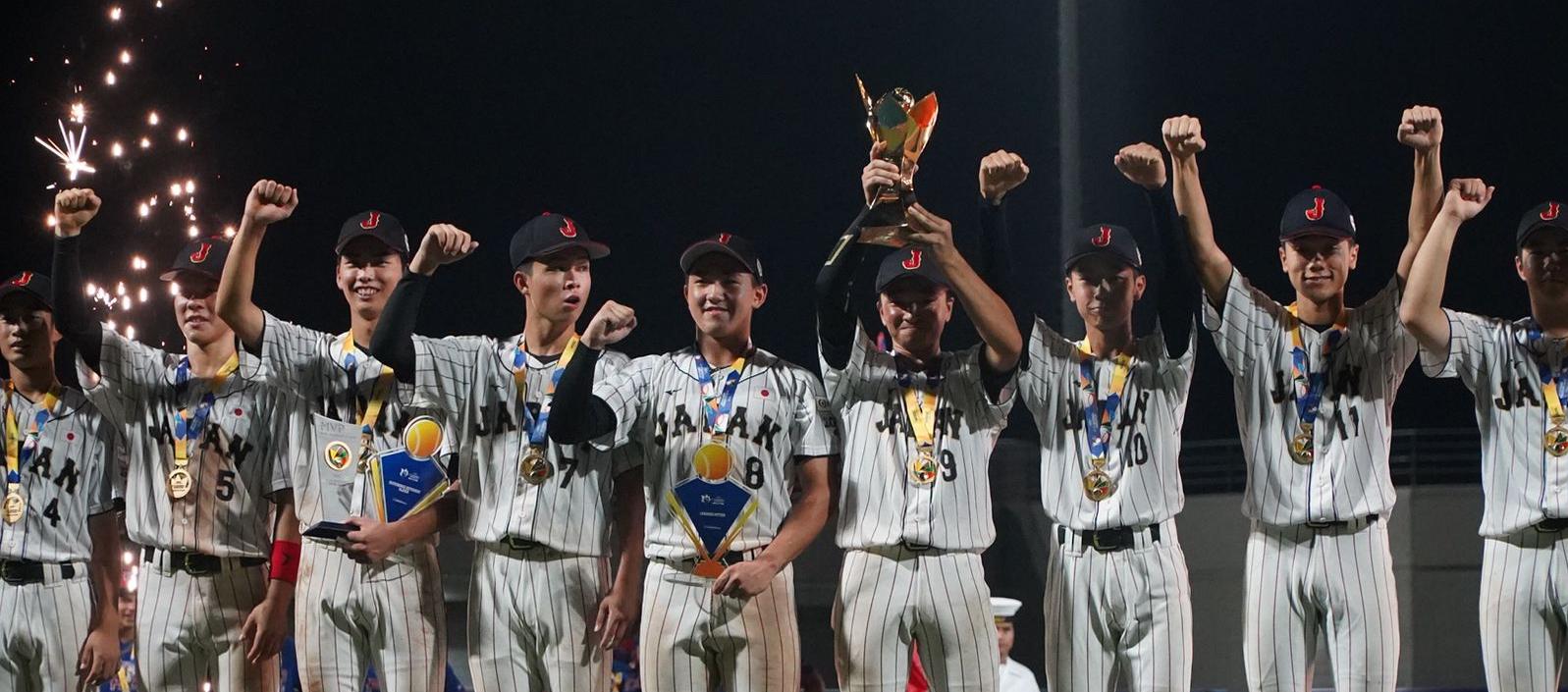Los peloteros japoneses tras coronarse campeones de la Copa Mundial de Béisbol sub-15.