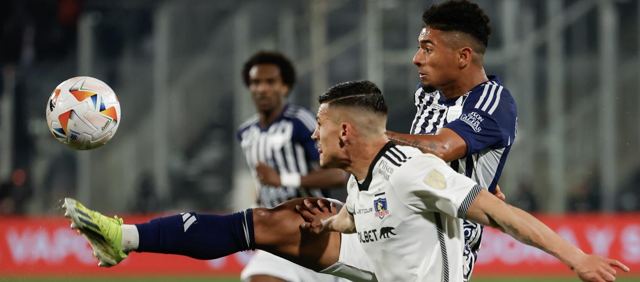 Edwin Herrera despeja la pelota ante el asedio de Lucas Cepeda. 