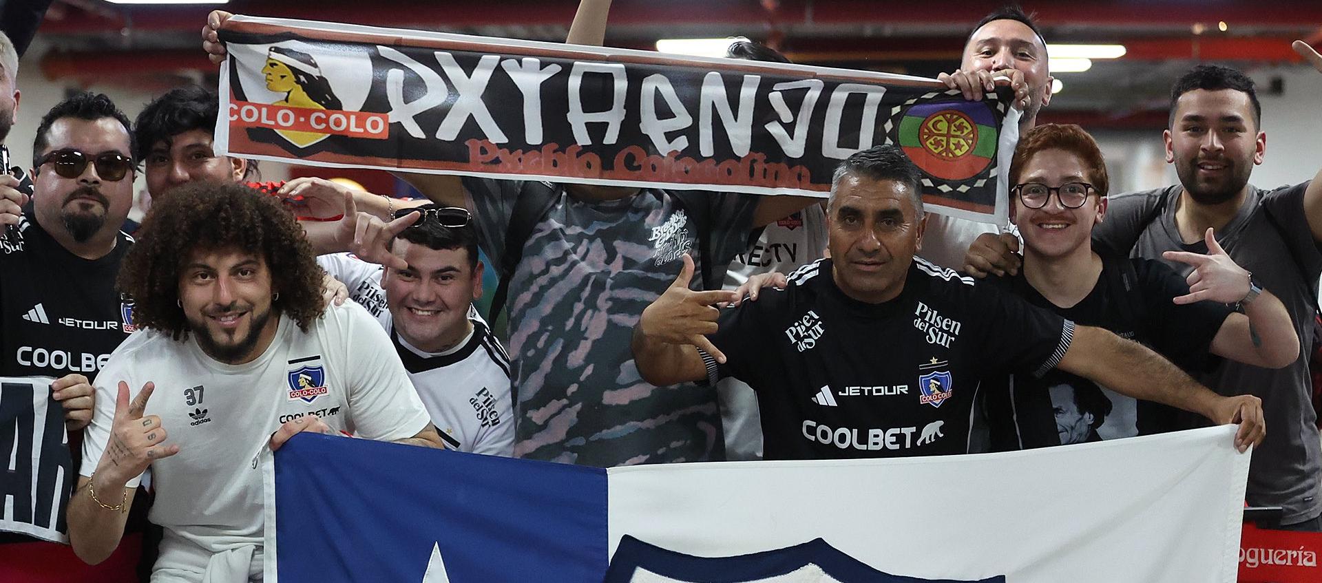 Grupo de hinchas del Colo Colo que recibió al equipo albo en el aeropuerto Ernesto Cortissoz.