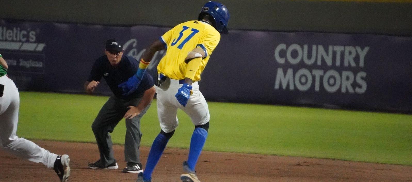 Un corredor de Colombia alcanza la primera base durante el juego contra México. 