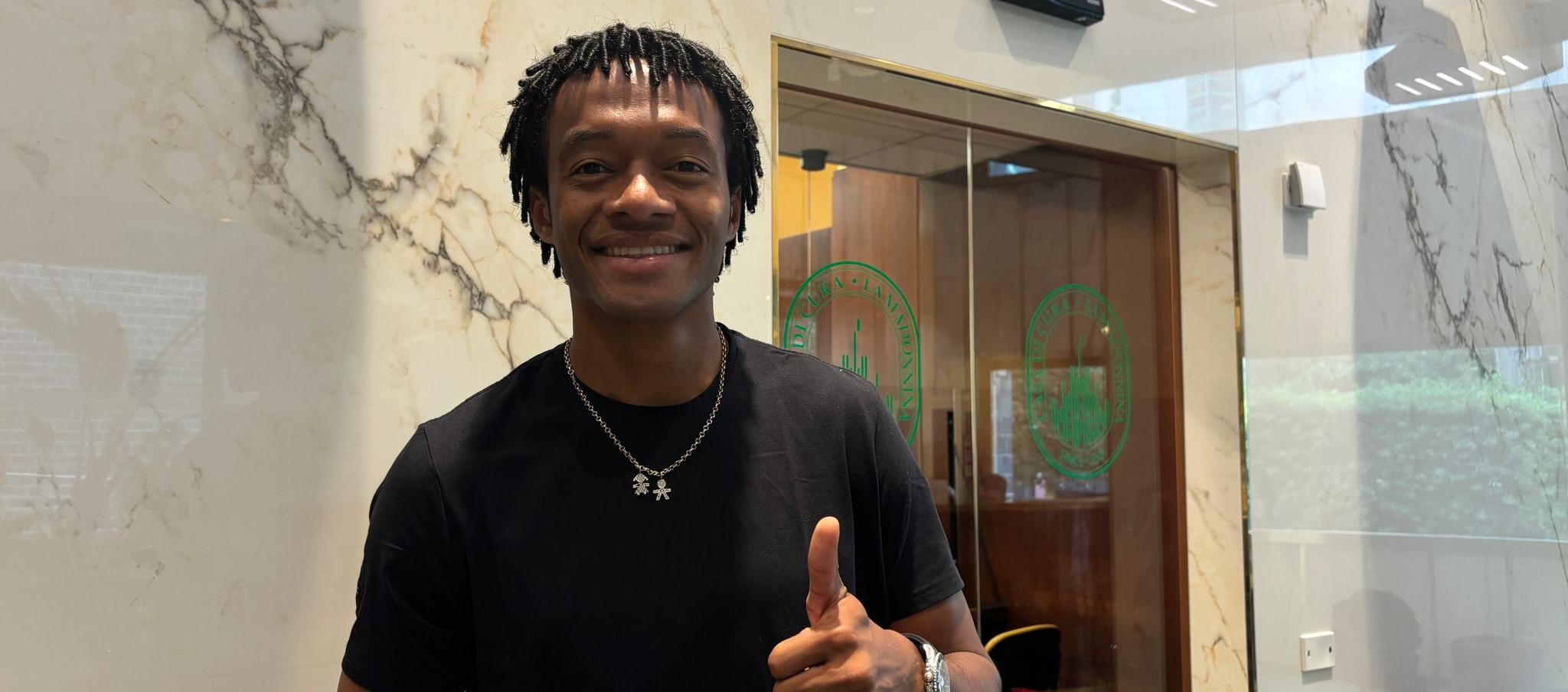 Juan Guillermo Cuadrado a su llegada para someterse al reconocimiento médico. 