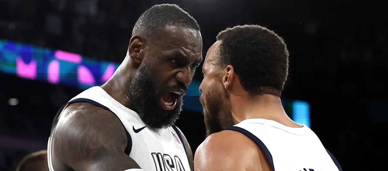 LeBron James y Stephen Curry celebran tras la clasificación de Estados Unidos a la final. 