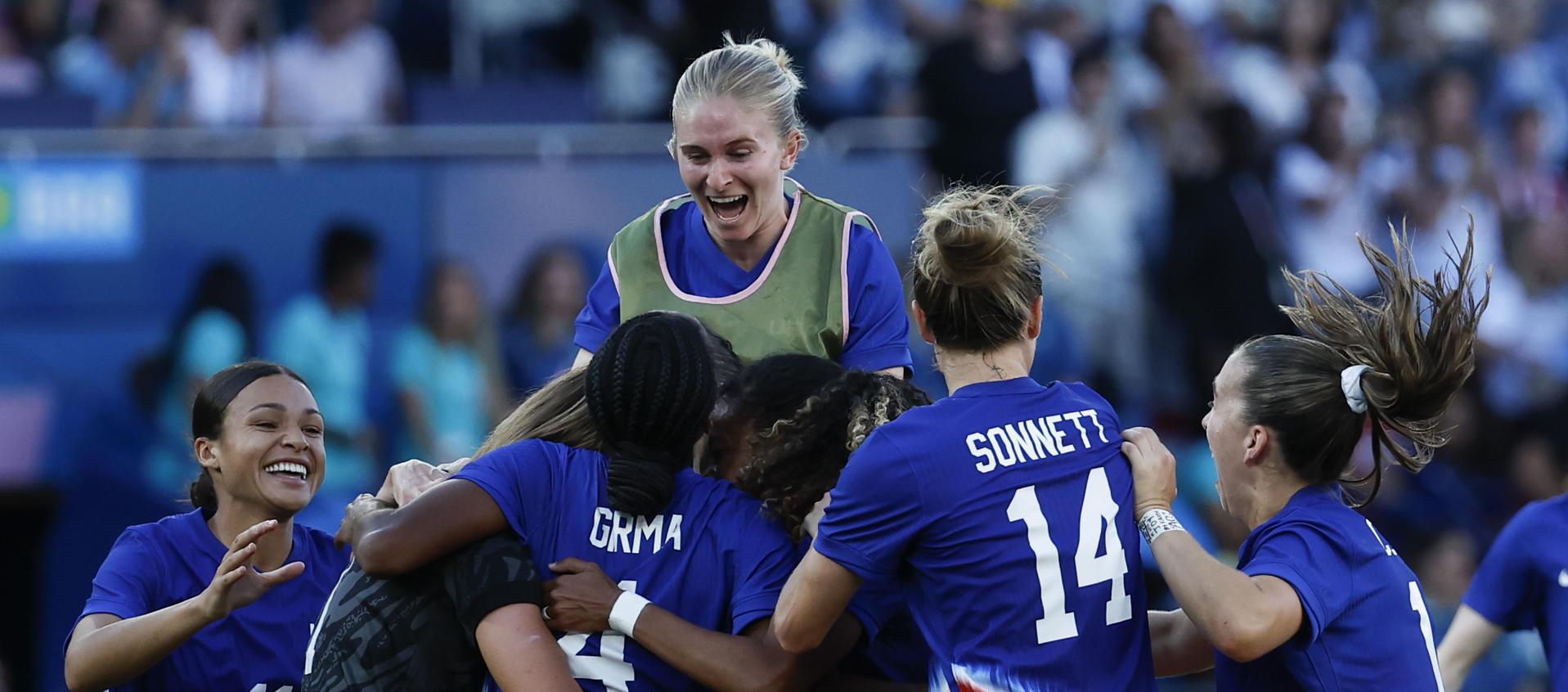 Jugadoras de Estados Unidos celebran haber logrado la medalla de oro..