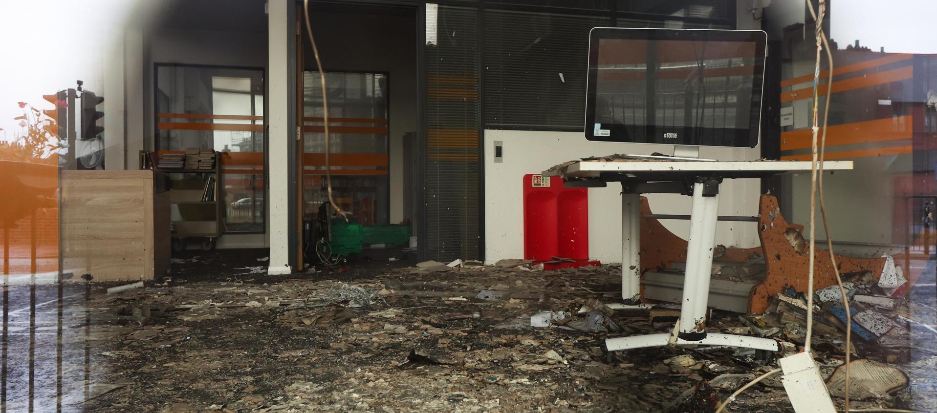 Así quedó una biblioteca en Liverpool por los disturbios.