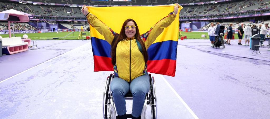 Erica Castaño con la bandera colombiana tras ganar la medalla de oro.