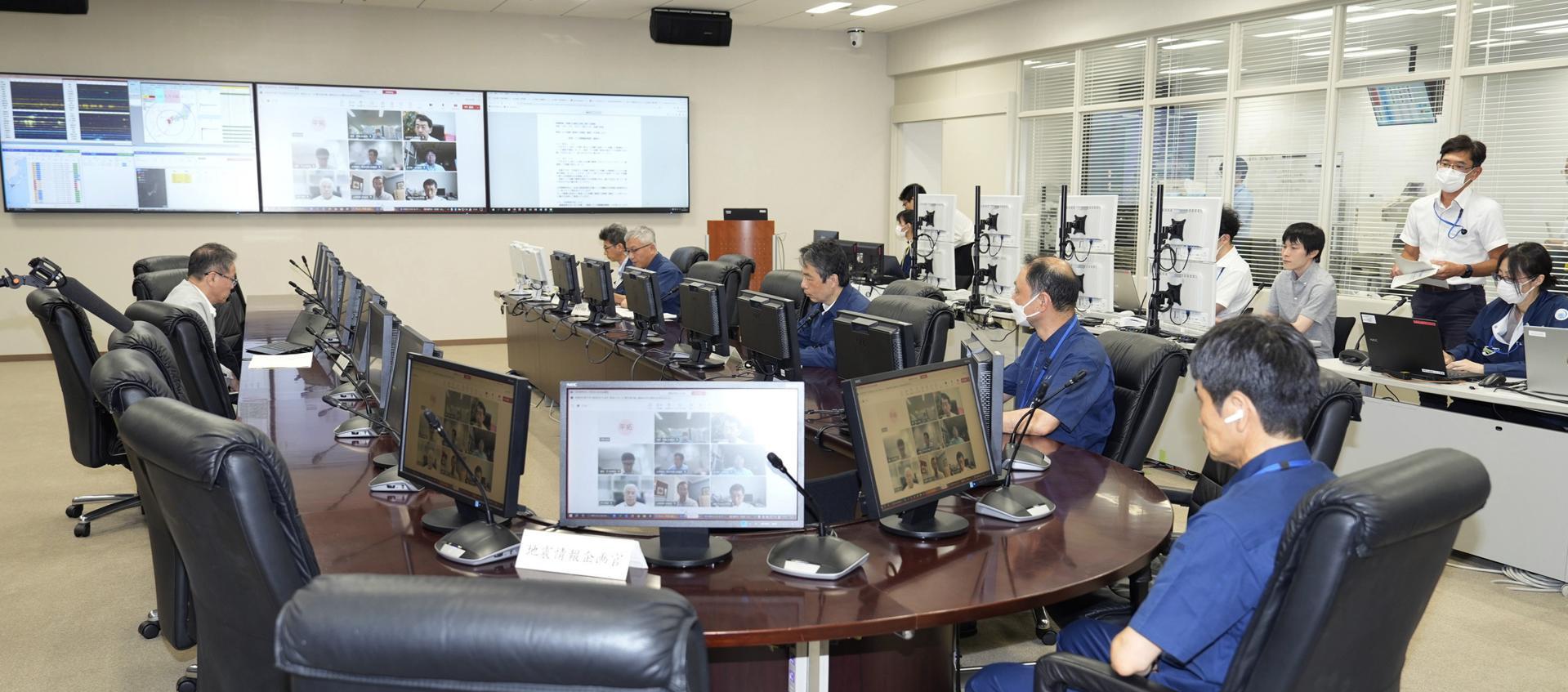 Panel de expertos en Japón analizan movimientos sísmicos.