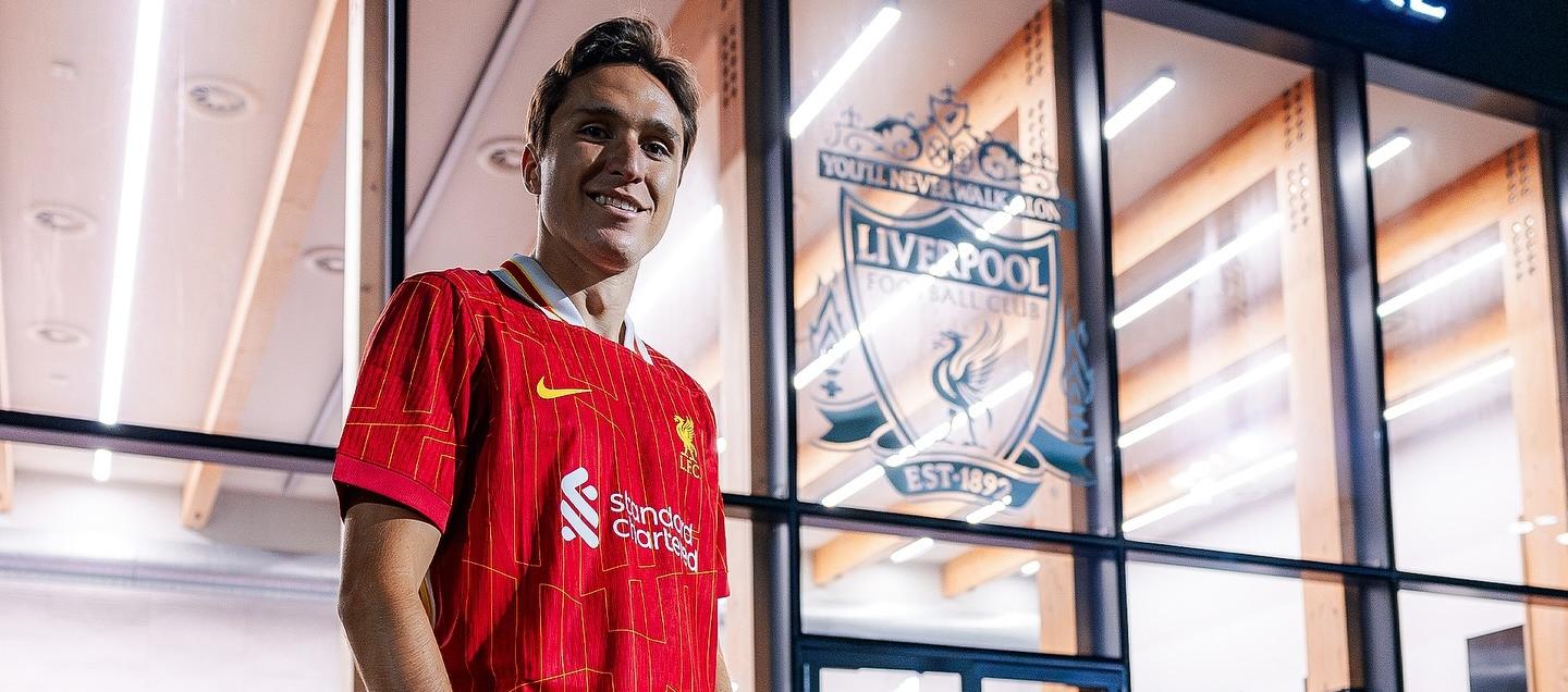 Federico Chiesa posó este jueves con la camiseta que del Liverpool.