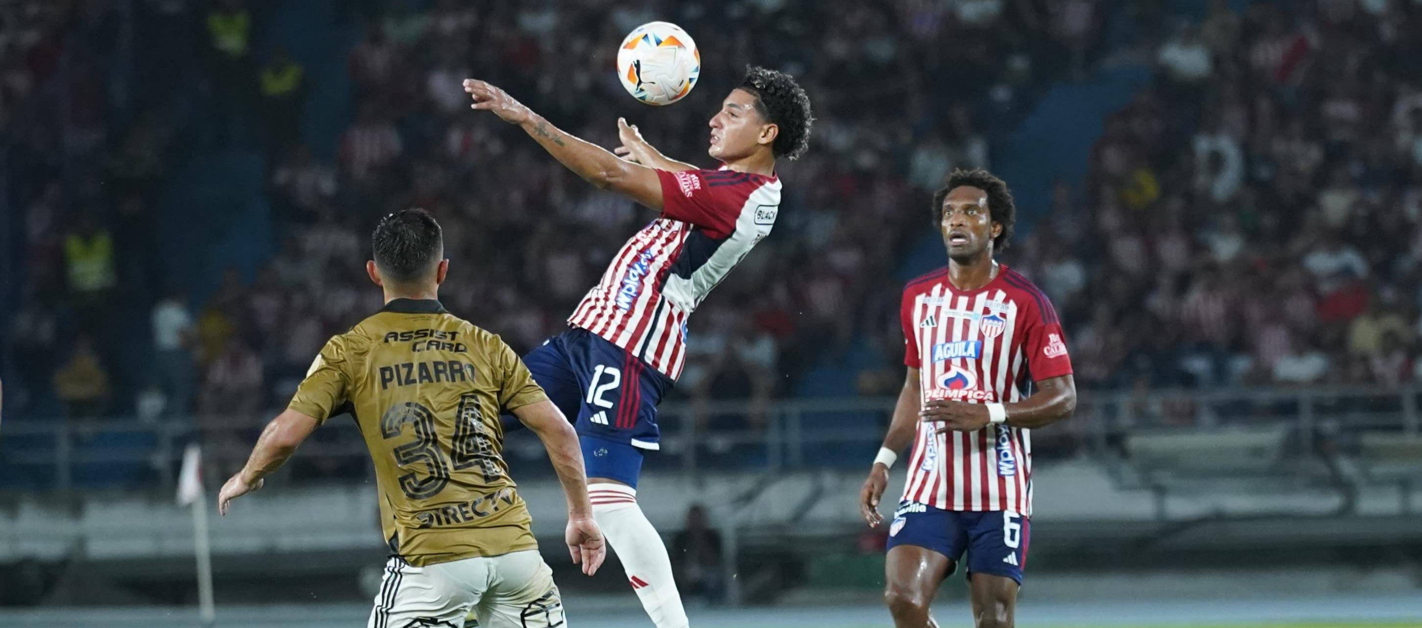 Gabriel Fuentes en un pasaje del partido contra Colo Colo. 