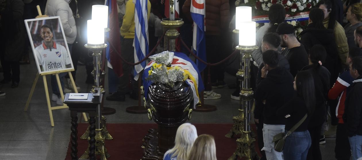 El funeral de Juan Izquierdo se cumplió en la sede de Nacional de Montevideo.