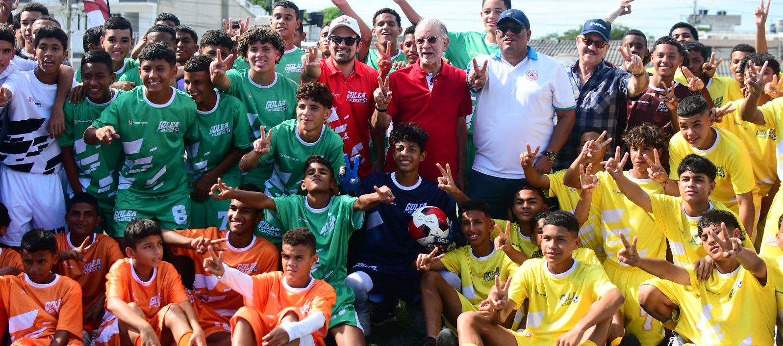 El gobernador Eduardo Verano con varios participantes del torneo 'Golea Atlántico'.