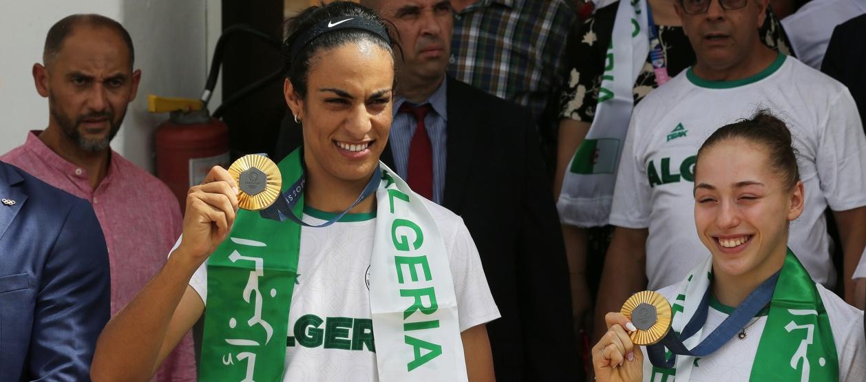 La boxeadora Imane Khelif a su llegada a Argelia junto a la gimnasta Kaylia Nemour. 