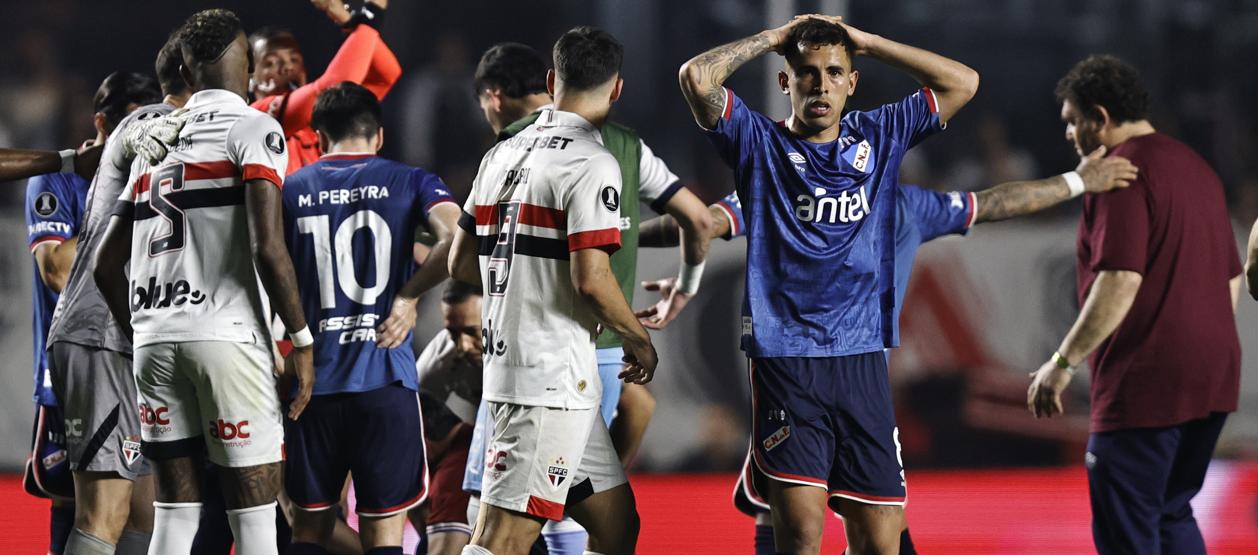 Jugadores de Nacional y Sao Paulo preocupados por la situación del jugador Juan Izquierdo.