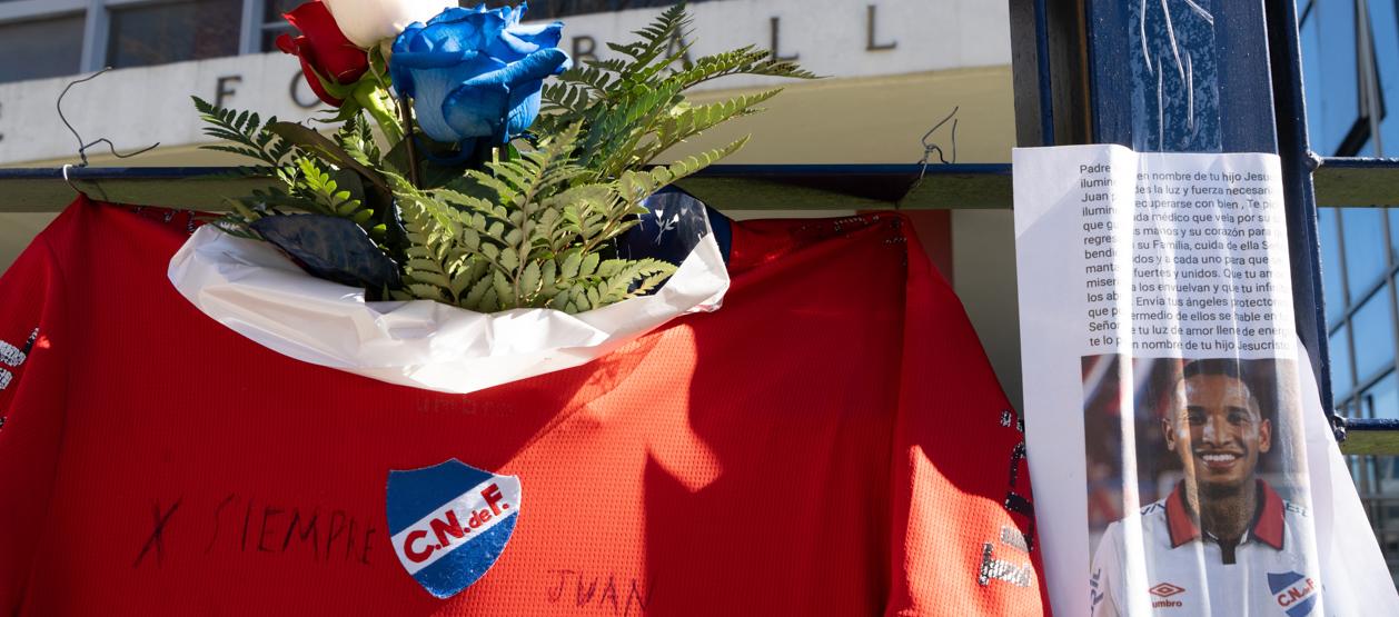 Una camiseta de Nacional al lado de la fotografía de Juan Izquierdo.